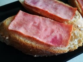 放上火腿片 入烤箱120℃ 五分钟