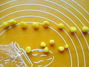 黄色面团和黑色面团，搓成一个个的更小的面团，当做小熊的五官