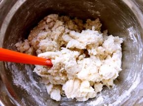 加牛奶用筷子活成棉絮状