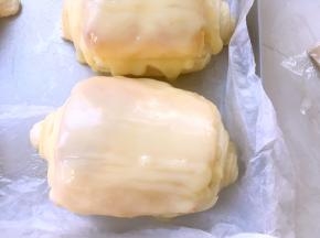 白色的巧克力冷却至手温后，淋在冷却的面包上，白富美面包完成