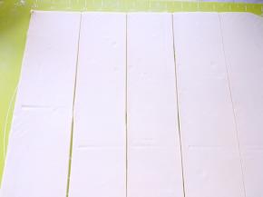 将面片均分5等份，用刀裁成5分长条