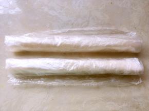 之后将保鲜袋卷起来，入冰箱冷藏