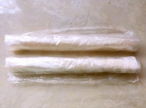 之后将保鲜袋卷起来，入冰箱冷藏