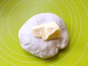 加入软化的黄油，继续推揉均匀 