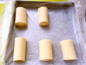 卷好后放入烤盘室温发酵1小时40分钟