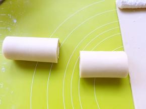 之后从放奶酪的一侧卷起来