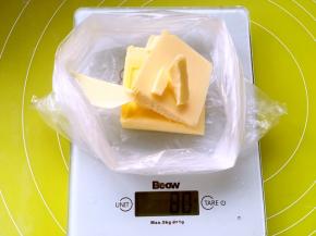 将裹酥用黄油装入中号保鲜袋