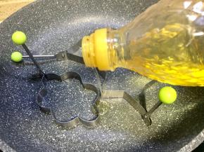 热锅放入造型模具倒葵花油