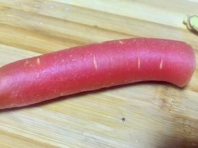 红萝卜取一小节切末