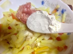 放入一勺面粉