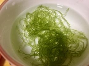 海藻少许浸泡再纯净水里
