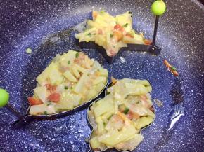 把12放入模具里中火煎