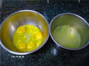 蛋清与蛋黄分开，分别放在两个无水无油干净的容器内