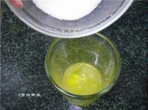 打发蛋白：蛋白加入盐，柠檬汁及一半的白砂糖