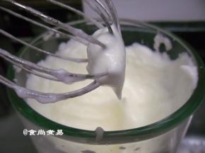 打发至中性发泡，此时蛋白要凝固，提起搅拌头，泡沫成略弯的圆锥状