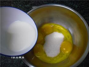 蛋黄中加入另一半白糖，牛奶、玉米胚芽油