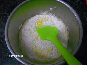 加入蛋糕粉，以切拌的方式搅拌均匀