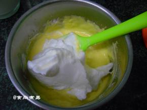 分三次将打发的蛋白加入蛋黄液中