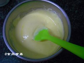 以之字形拌匀即可，不要使劲搅拌，以免起筋