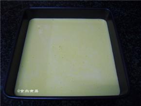 将拌好的面糊倒入模具中，轻震模具消泡