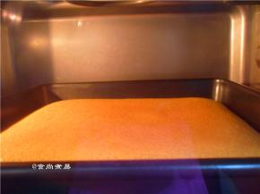 放入已预热好烤箱中，165度烘烤20分钟左右，冷却后倒扣出蛋糕切块即食