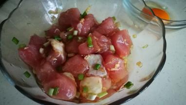 猪肉切丁 加入葱姜生抽