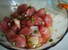 猪肉切丁 加入葱姜生抽