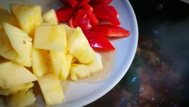 倒入菠萝和彩椒丁 翻炒均匀