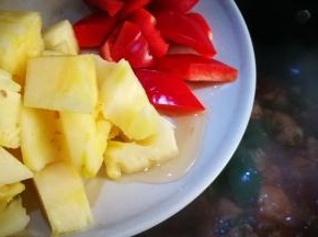 倒入菠萝和彩椒丁 翻炒均匀