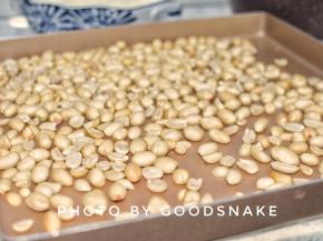 花生150℃烤15～20分钟烤熟后去皮放入烤箱75℃保温备用，蛋清打发备用