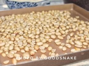 花生150℃烤15～20分钟烤熟后去皮放入烤箱75℃保温备用，蛋清打发备用