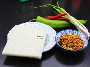 准备食材：年糕、腊八豆、红辣椒、青辣椒、香葱等食材；