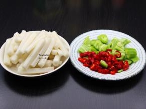年糕切条状、红辣椒、青辣椒分别洗净，切好；