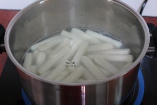 清水煮沸，把年糕煮软，捞出；