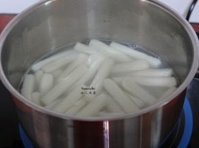清水煮沸，把年糕煮软，捞出；