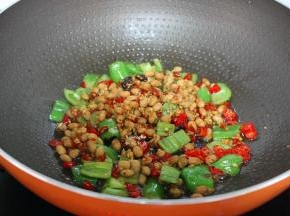 加入腊八豆，小火煸香，起锅；