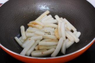 年糕倒入，爆炒；