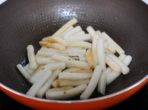 年糕倒入，爆炒；