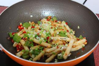 放盐、香葱，炒均即可。