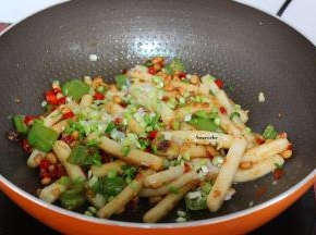 放盐、香葱，炒均即可。