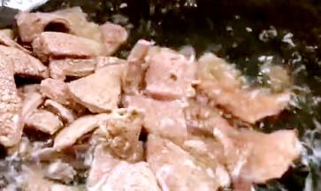 锅置火上注入适量清水，放入猪肝