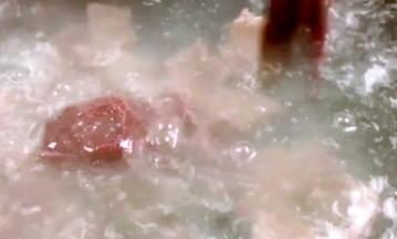 放入开水锅中汆烫一下捞出沥水