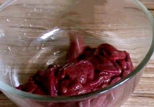 猪肝洗净后切薄片