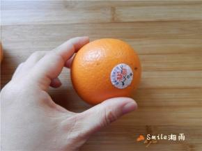 将橙子洗净擦干，放在桌上用手轻揉2分钟，让果肉好分离。