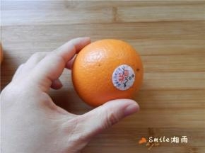 将橙子洗净擦干，放在桌上用手轻揉2分钟，让果肉好分离。