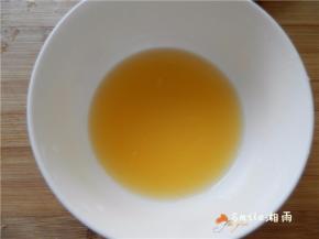 挤出橙汁备用。