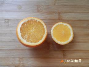 把橙子1/4处切开。