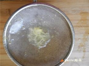 用筛网过滤掉杂质。