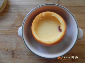 橙子放入小碗，倒入牛奶香橙蛋液至八分满。