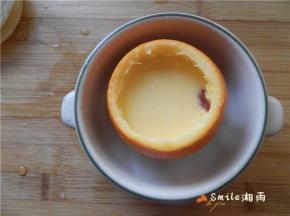 橙子放入小碗，倒入牛奶香橙蛋液至八分满。